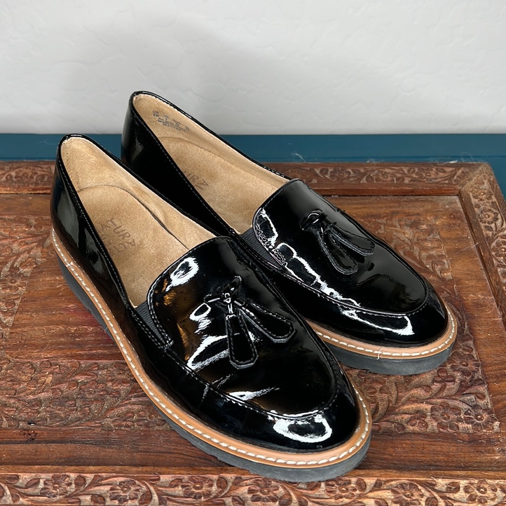 Naturalizer patent leather tassel loafer 8, Blk